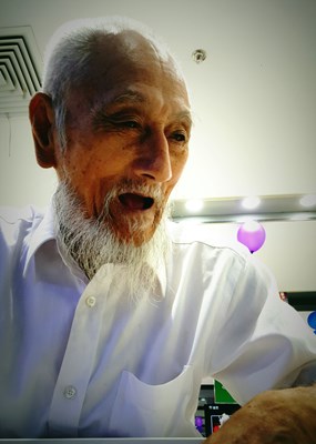 看到這老頭有種畫頭像的沖動(dòng)