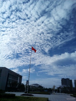五星紅旗迎風(fēng)飄揚(yáng)慶祝國(guó)慶拍的一個(gè)圖