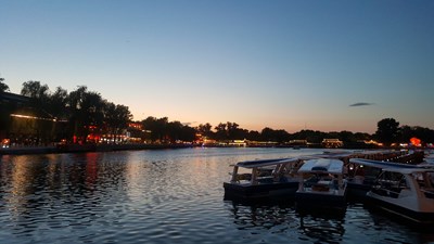 今天都放假了！我還在上班！