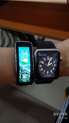 去年的Gear fit，人人都說(shuō)外觀勝過(guò)蘋果手表。