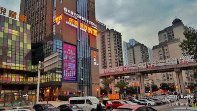 穿插山城的軌道。