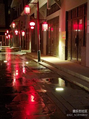 雨夜拍仿古建筑冷清的紅燈