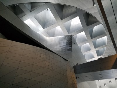 暗灰色調(diào)，大連國際會(huì)議中心內(nèi)景。