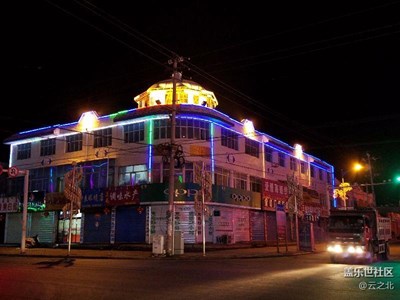 夜幕下個察右中旗