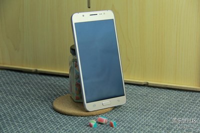 大屏大世界 三星全新Galaxy J7時(shí)尚圖賞