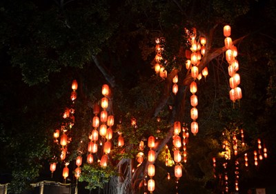 看著窗外西安的夜景