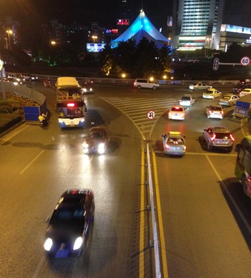 喧囂的馬路