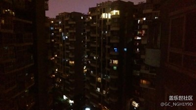 夜深，依然有燈