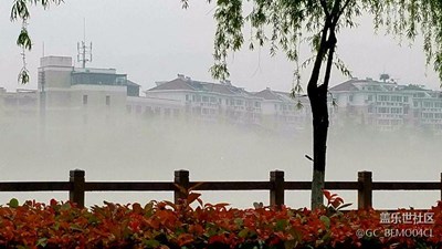 一座小山城雨后風(fēng)景