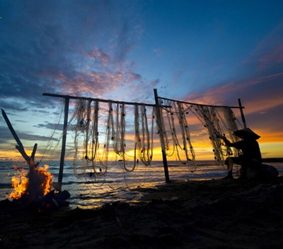夕陽把光輝灑向大地