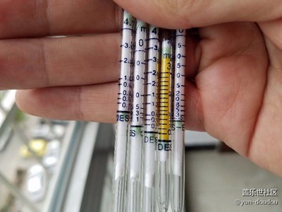 拍攝測(cè)試室內(nèi)空氣質(zhì)量