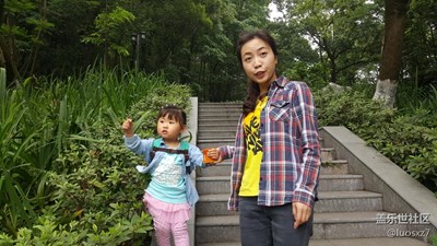 小女孩學(xué)走路