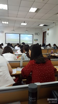 作為六十多人的班中的三個(gè)男生之一