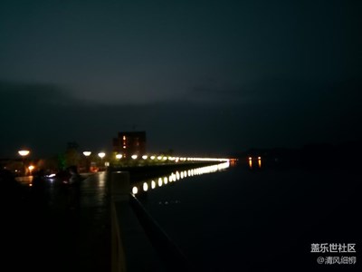 夜市喧囂人聲鼎沸