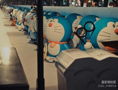 看到了一群藍胖子