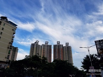 樓頂上的風景，一眼看過都是藍天