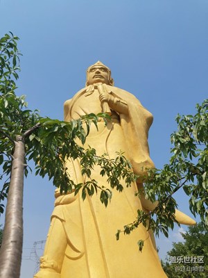 拍大的高的雕塑