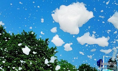 陽光下的泡沫，是彩色的