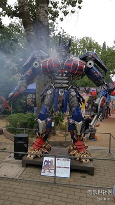 變形金剛來地球了 恐龍也復(fù)活了