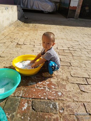 這小孩這是干啥呢