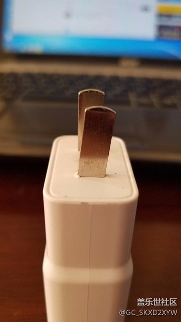 三星充電器已經(jīng)變形，你們的會這樣么？