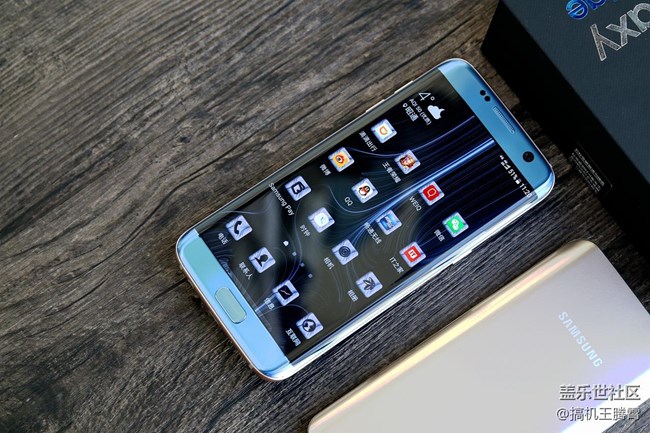 再度續(xù)寫曲面?zhèn)髌?，珊瑚藍版三星Galaxy S7 edge驚艷四射