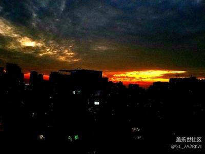 傍晚的天空格外紅