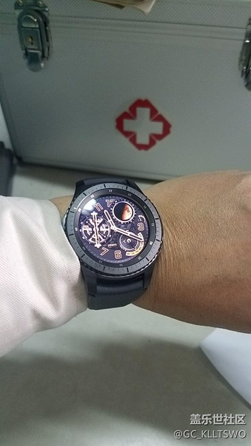 【用科技智造時間】激動中，Gear s3到手。