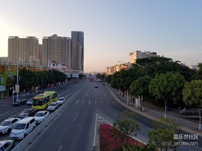 夕陽(yáng)下的坪山