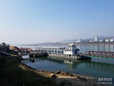 明媚的陽(yáng)光、清澈的水