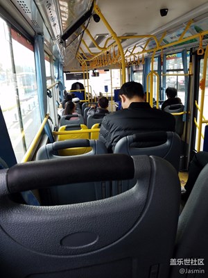 出門拜年，今天公交車都沒人哈哈