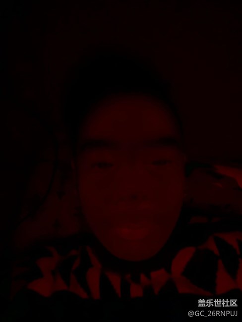 前攝像頭照的照片問了變成紅色的了，與燈光無關