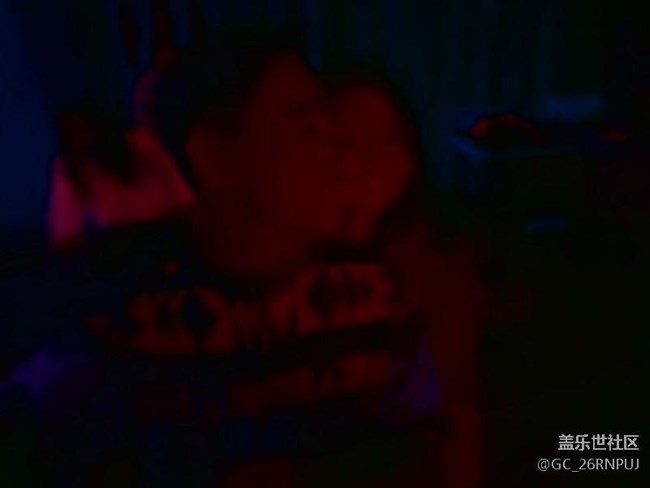 前攝像頭照的照片問了變成紅色的了，與燈光無關