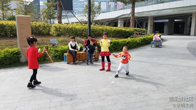 玩樂(lè)的孩兒