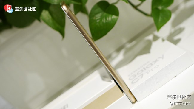 三星蓋樂(lè)世 C7 Pro楓葉金圖賞 延續(xù)經(jīng)典完善細(xì)節(jié)配置 三星蓋樂(lè)世 C7 Pro楓葉金圖賞 延續(xù)經(jīng)典完善細(xì)節(jié)配置