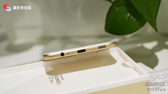 三星蓋樂(lè)世 C7 Pro楓葉金圖賞 延續(xù)經(jīng)典完善細(xì)節(jié)配置 三星蓋樂(lè)世 C7 Pro楓葉金圖賞 延續(xù)經(jīng)典完善細(xì)節(jié)配置