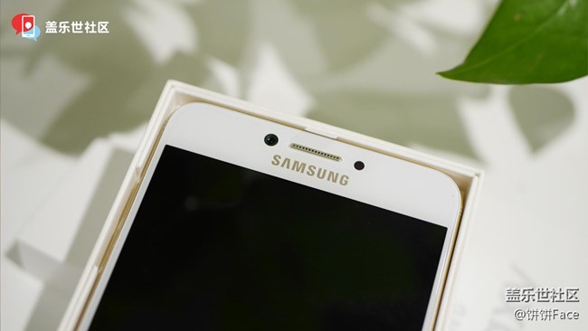 三星蓋樂(lè)世 C7 Pro楓葉金圖賞 延續(xù)經(jīng)典完善細(xì)節(jié)配置 三星蓋樂(lè)世 C7 Pro楓葉金圖賞 延續(xù)經(jīng)典完善細(xì)節(jié)配置