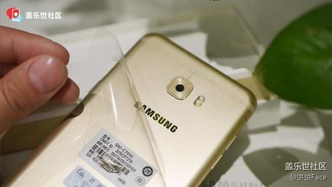 三星蓋樂(lè)世 C7 Pro楓葉金圖賞 延續(xù)經(jīng)典完善細(xì)節(jié)配置 三星蓋樂(lè)世 C7 Pro楓葉金圖賞 延續(xù)經(jīng)典完善細(xì)節(jié)配置