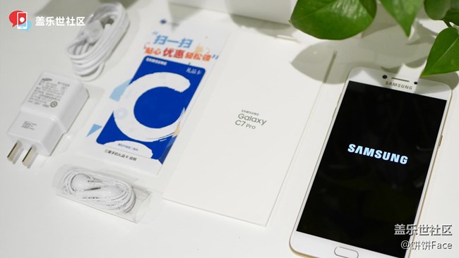 三星蓋樂(lè)世 C7 Pro楓葉金圖賞 延續(xù)經(jīng)典完善細(xì)節(jié)配置 三星蓋樂(lè)世 C7 Pro楓葉金圖賞 延續(xù)經(jīng)典完善細(xì)節(jié)配置