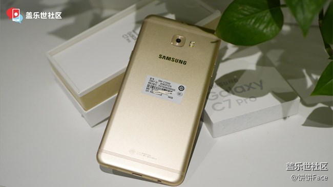 三星蓋樂(lè)世 C7 Pro楓葉金圖賞 延續(xù)經(jīng)典完善細(xì)節(jié)配置 三星蓋樂(lè)世 C7 Pro楓葉金圖賞 延續(xù)經(jīng)典完善細(xì)節(jié)配置