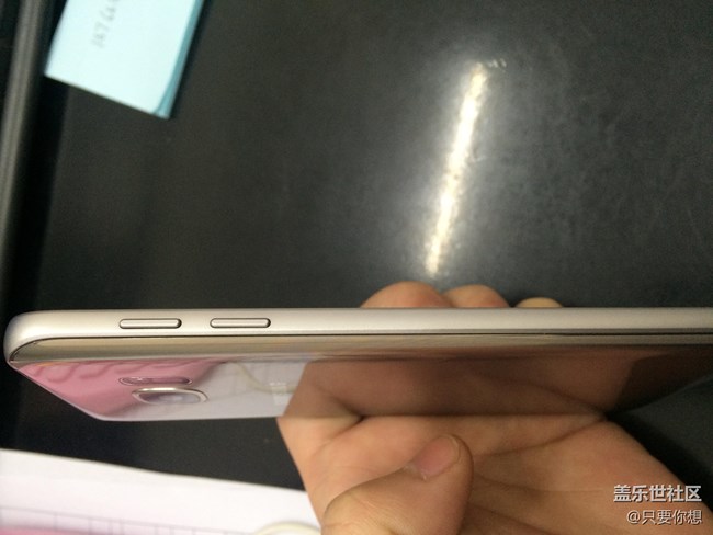 從上市就買到手的S7，1年不到后蓋電池就開始鼓起來