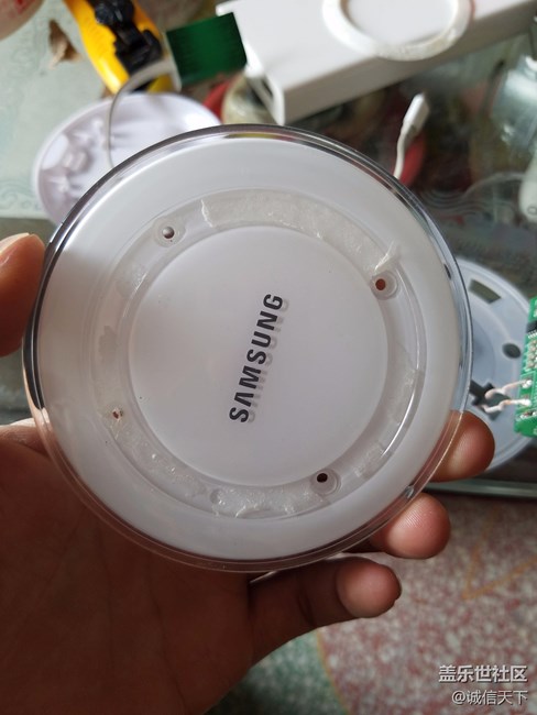 看看三星的無(wú)線充電器