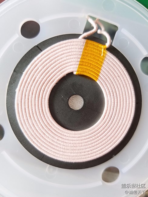 看看三星的無(wú)線充電器