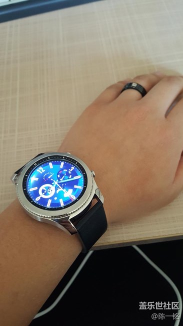 這星期入手gear s3經(jīng)典老表，爽的令人發(fā)指，鋼化膜問題。