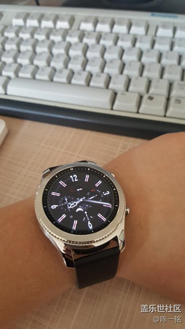 這星期入手gear s3經(jīng)典老表，爽的令人發(fā)指，鋼化膜問題。