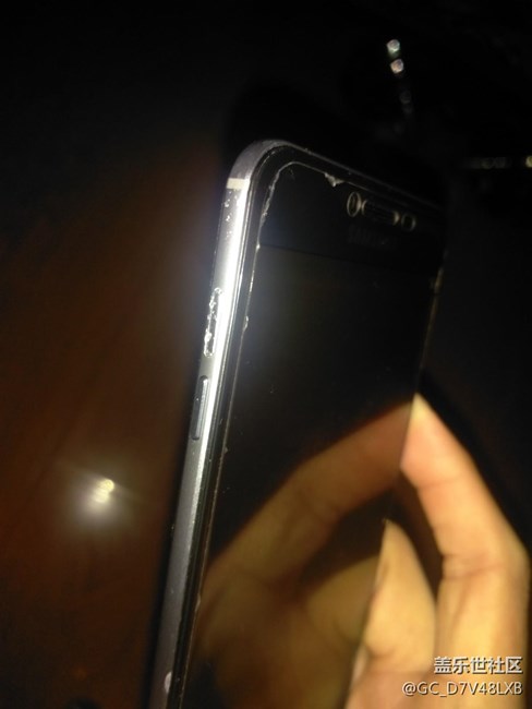 手機(jī)摔地上了. 上音量鍵卡里面出不來(lái)了. 有什么好的方法