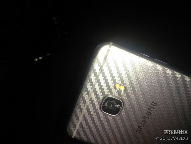 手機(jī)摔地上了. 上音量鍵卡里面出不來(lái)了. 有什么好的方法