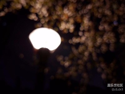 月亮若隱若現(xiàn)