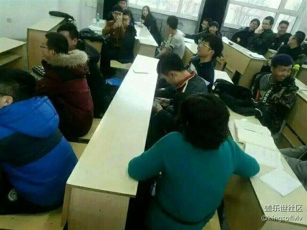 課堂玩《王者榮耀》無法自拔 女老師坐旁邊表情亮了