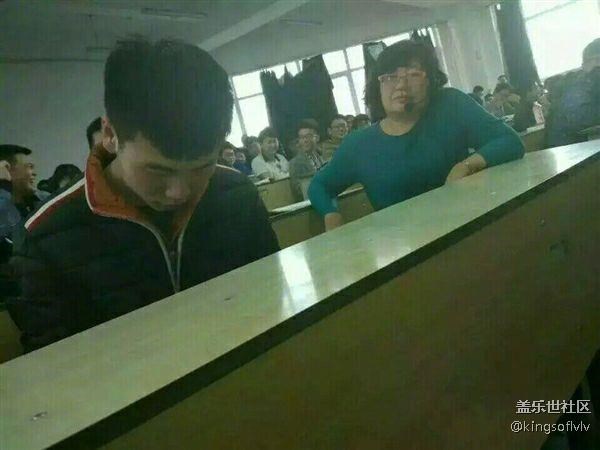 課堂玩《王者榮耀》無法自拔 女老師坐旁邊表情亮了